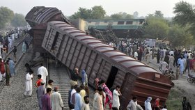 Ohromný zmatek si vyžádala masivní nehoda dvou vlaků. Na místě je 6 mrtvých a více než 150 zraněných.
