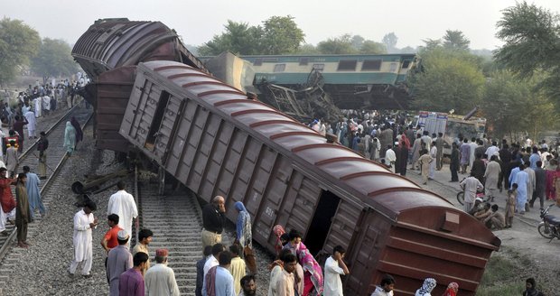 Masivní srážka dvou vlaků: Zemřelo nejméně 6 osob, více než 150 je zraněných