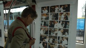 Lidé si mohli prohlédnout fotografie i panely, které přiblížily aktivity Jana Pavla II.