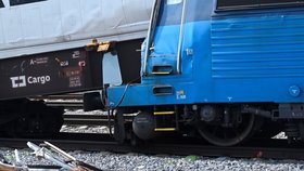 Poškozené vlakové soupravy na místě železniční nehody v Pardubicích, 6. června 2024. Předchozího večera se zde srazil osobní a nákladní vlak, zemřeli čtyři lidé.