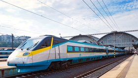 Rychlovlak pendolino v pondělí odpoledne na více než tři hodiny vyřadila z provozu porucha sběrače.