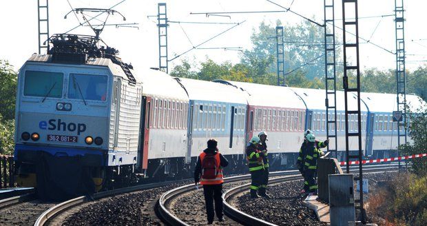 Vlak v Praze srazil ženu, na místě zemřela. Mezi hlavním nádražím a Libní provoz stál