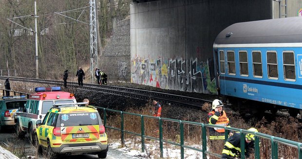 Žena v Plzni skočila pod přijíždějící vlak: Na místě byla mrtvá 