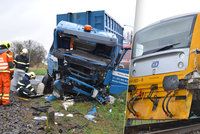 Vlak na Zlínsku smetl popeláře: Řidič kukavozu přehlédl červenou na přejezdu