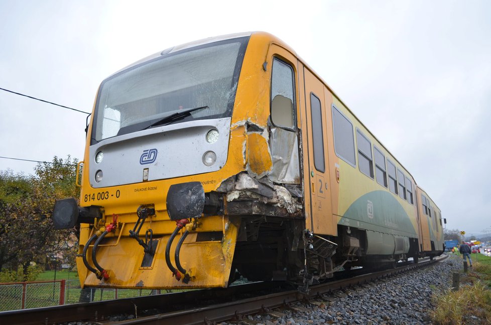 Vlak na Zlínsku smetl popeláře: Řidič kukavozu přehlédl červenou na přejezdu.