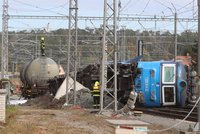 Nákladní vlak s nebezpečným benzenem vykolejil u Poříčan: Dva lidé se zranili
