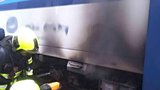 Příměstský vlak u Brna začal hořet, stovka lidí se spasila útěkem do zahrádek