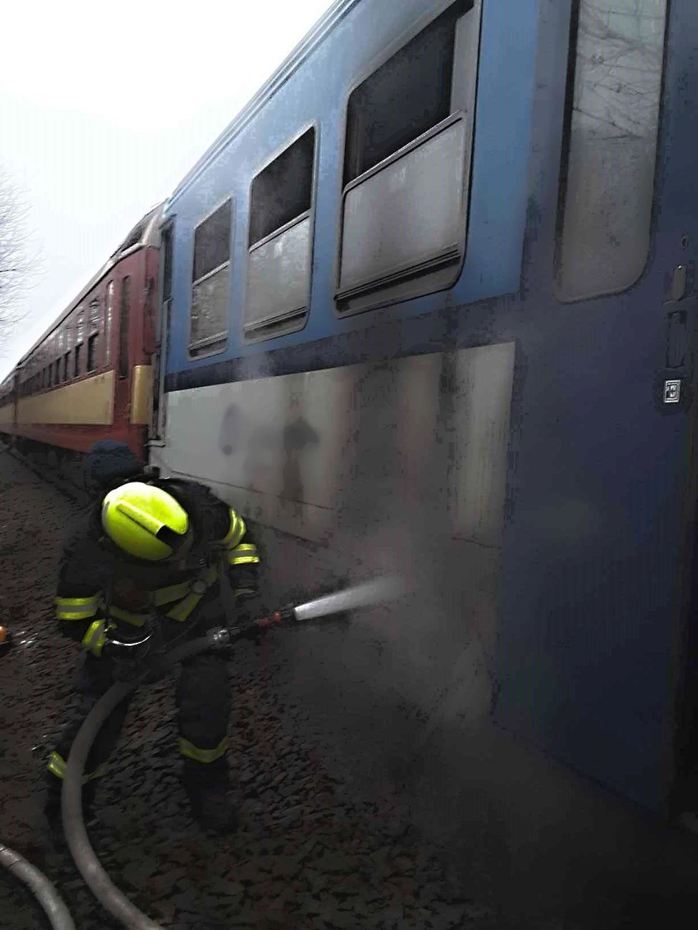 Během jízdy mezi Střelicemi a Brnem začal hořet plně obsazený motorový vlak. Lidé museli u Bohunic ze soupravy utéci, oheň hasilo sedm hasičských sborů.