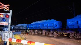 Pražští hasiči v sobotu pozdě večer likvidovali požár dieselové lokomotivy nákladního vlaku u Kolovrat.