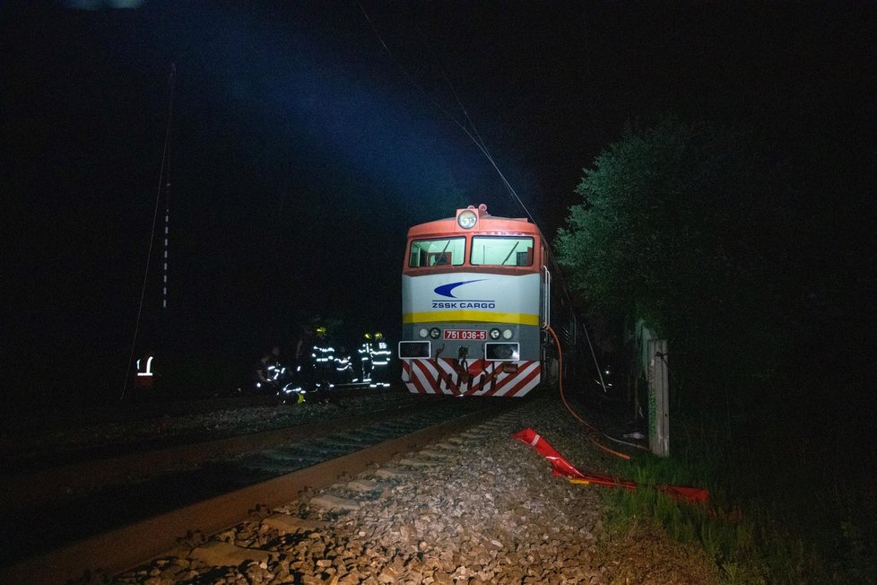 Pražští hasiči v sobotu pozdě večer likvidovali požár dieselové lokomotivy nákladního vlaku u Kolovrat.