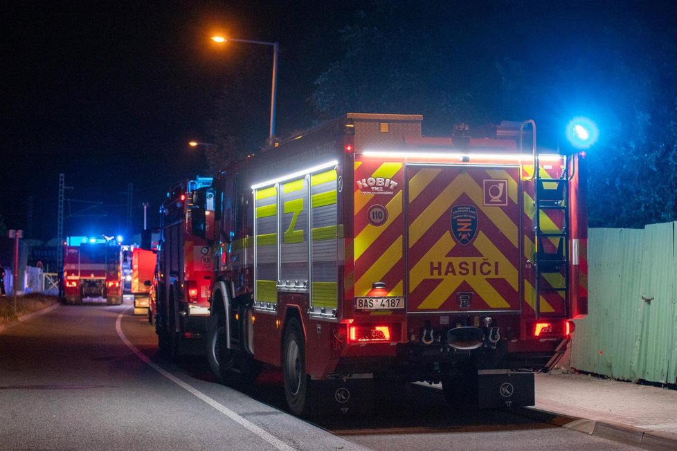 Pražští hasiči v sobotu pozdě večer likvidovali požár dieselové lokomotivy nákladního vlaku u Kolovrat.