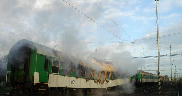 Na Kolínsku hořel vagón vlaku, provoz na koridoru byl omezen
