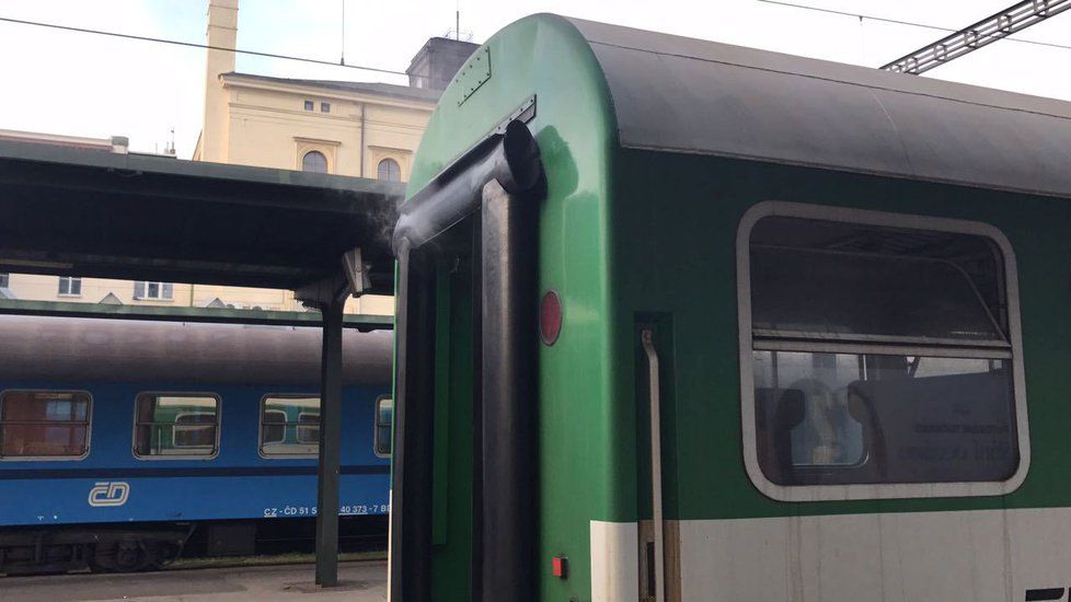 Hasiči zasahovali u požáru na Masarykově nádraží, kde hořel vagon vlaku.