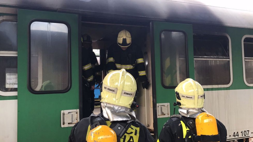 Hasiči zasahovali u požáru na Masarykově nádraží, kde hořel vagon vlaku.
