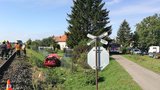 Smrt na kolejích: Vlak rozmašíroval auto na nechráněném přejezdu na Hradecku