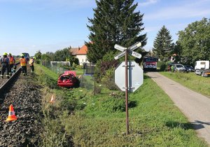 Smrt na kolejích: Vlak rozmašíroval auto na nechráněném přejezdu na Hradecku