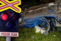 Smrtelná nehoda na přejezdu: U Mnichova Hradiště vjelo auto pod vlak, řidič na místě zemřel