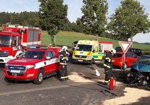 Řidič vjel u Běšin na Klatovsku před vlak, ten jeho vůz smetl.