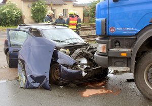 Senior zřejmě přehlédl signalizaci a srazil se s vlakem.