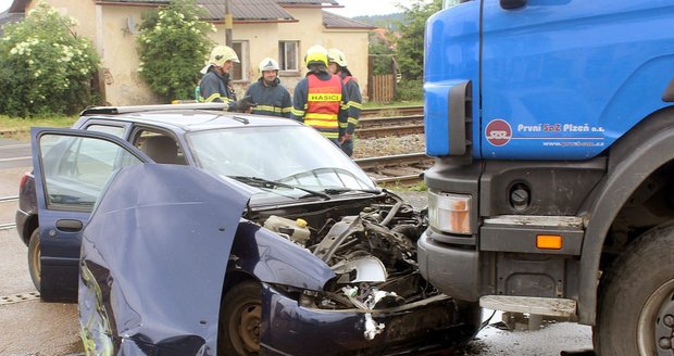 Senior projel u Plzně na přejezdu závorami: Smetl ho vlak!