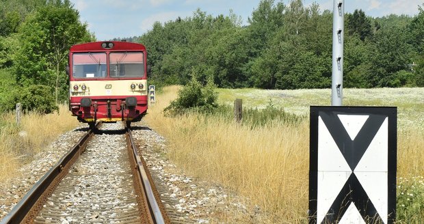 Řidič se na přejezdu srazil s vlakem, pak sebral uražený nárazník a ujel