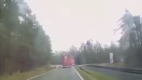 Záběry z palubní kamery ukazují, jak řidič kamionu vjel přímo pod vlak u Příbrami.