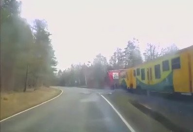 Záběry z palubní kamery ukazují, jak řidič kamionu vjel přímo pod vlak u Příbrami.