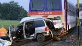 Dětská krev na kolejích: Vlak se na přejezdu srazil s autem, vláčel ho 150 metrů