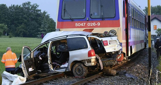 Dětská krev na kolejích: Vlak se na přejezdu srazil s autem, vláčel ho 150 metrů
