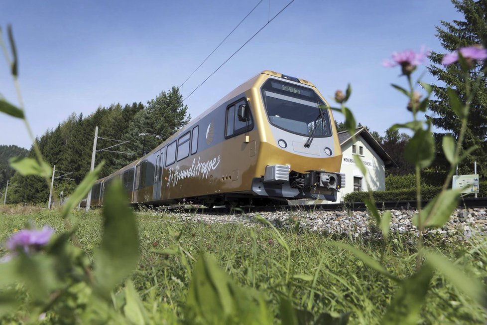 U St. Pöltenu v Rakousku vykolejil vlak, téměř 30 lidí je zraněno (26. 6. 2018).
