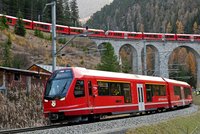 Nejdelší vlak světa: Švýcaři v Alpách vypravili soupravu dlouhou skoro dva kilometry