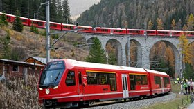 Nejdelší vlak světa: Švýcaři v Alpách vypravili soupravu dlouhou skoro dva kilometry