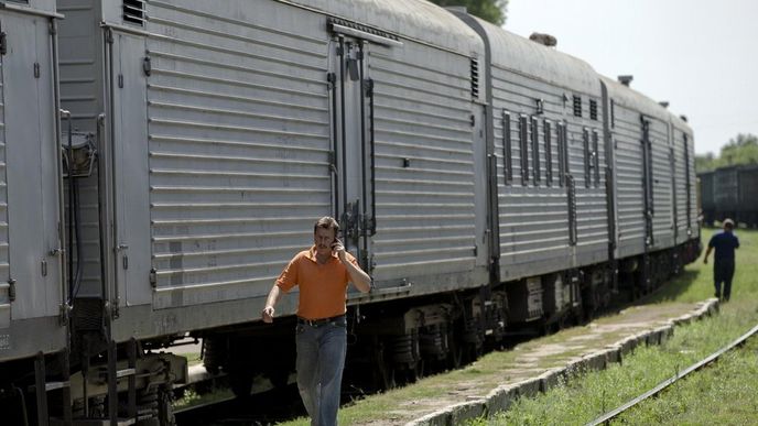 Vlak s těly obětí letu MH17 na nádraží ve východoukrajinském městě Torez