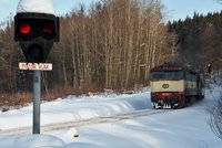 Sebevražedný skok pod vlak zastavil železnici v Praze