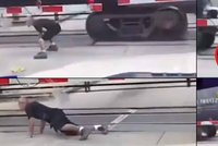 Ruská ruleta na železničním přejezdu: Šílenec proskakoval pod jedoucím vlakem!