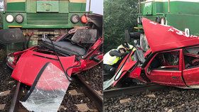 Drsná srážka vlaku s autem: Z osobáku zbyl šrot, řidička stihla vyskočit