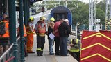 Neštěstí na nádraží v Plzni: Železničář spadl pod vlak, asi nastupoval do vagonu za jízdy