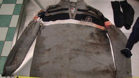 Policisté zveřejnili fotografie oblečení zemřelého.