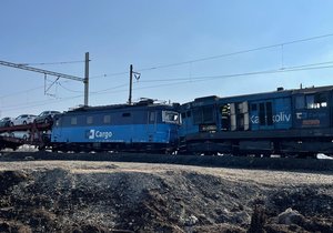 V Kyjích se srazily dva nákladní vlaky.