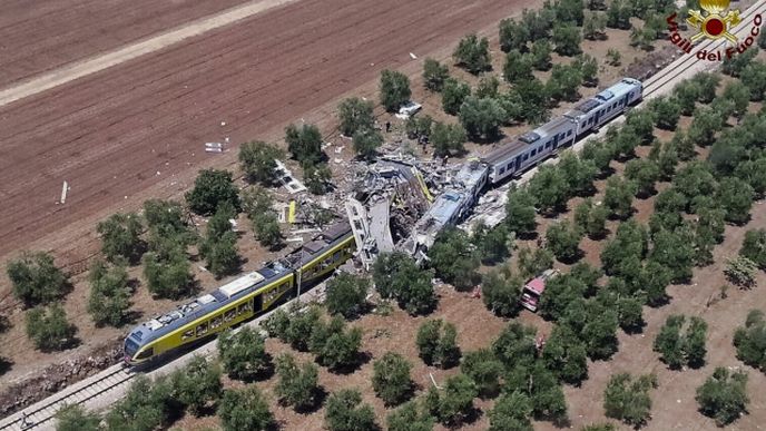 Při čelní srážce vlaků na jihu Itálie dnes krátce před polednem zahynulo nejméně jedenáct lidí a mnoho dalších bylo zraněno.