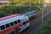 Tragická nehoda v Hostivaři: Muž vkročil do kolejiště, zrovna když jel vlak. Nepřežil