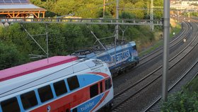 Na železniční trati mezi stanicí Malešice a Zahradní město zasahovali hasiči společně se Správou železnic u střetu osoby s vlakem.