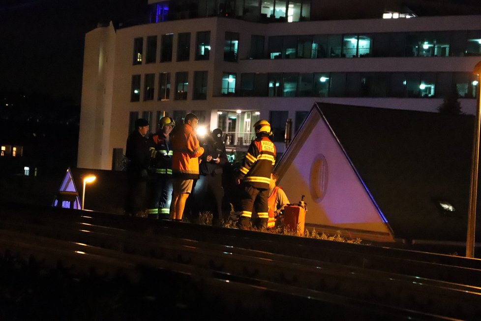 Vlak za železničním mostem srazil člověka, 15. července 2020.