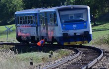 Motorák srazil dělníky na trati: Dva mrtví, dva zranění!
