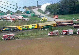 Při srážce vlaku s traktorem na přejezdu ve Vnorovech na Hodonínsku tahynul traktorista, devět lidí se zranilo. Vlak vykolejil a začal hořet.