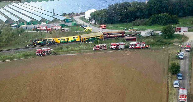 Na Hodonínsku po srážce s traktorem vykolejil vlak: Leží na boku a hoří