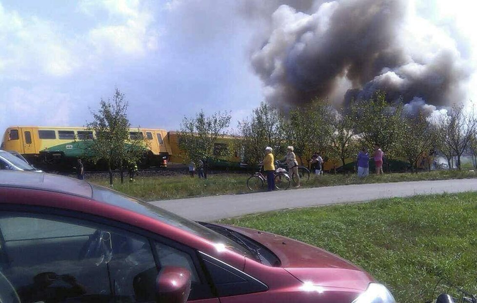 Při jedné z posledních nehod na železničním přejezdu se srazil vlak s traktorem ve Vnorovech na Hodonínsku. Traktorista zahynul, devět lidí se zranilo. Vlak vykolejil a začal hořet.