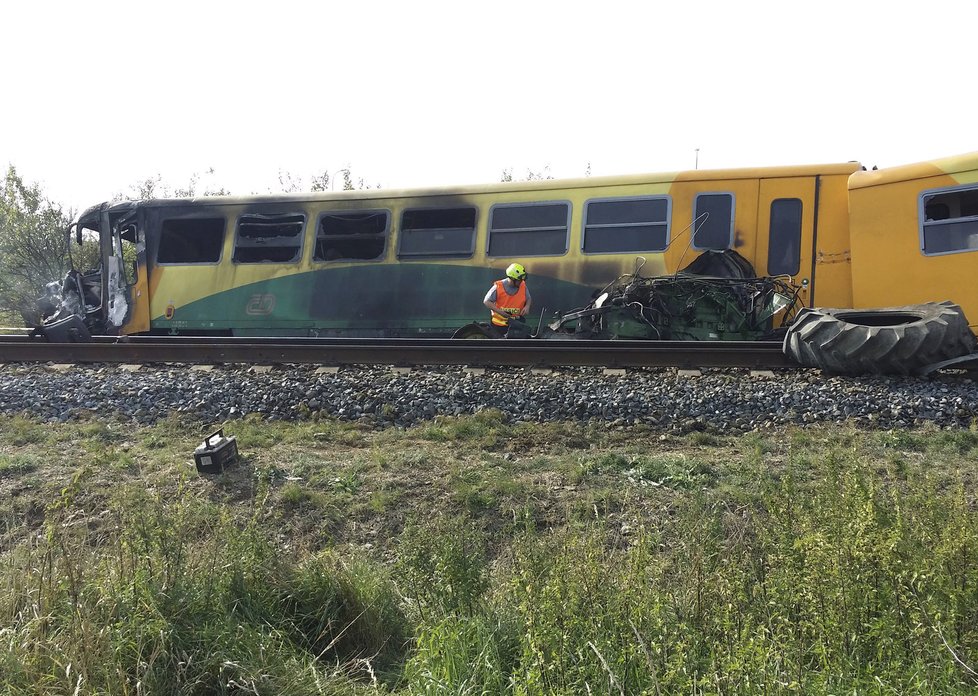 Při srážce vlaku s traktorem na přejezdu ve Vnorovech na Hodonínsku zahynul traktorista, devět lidí se zranilo. Vlak vykolejil a začal hořet.