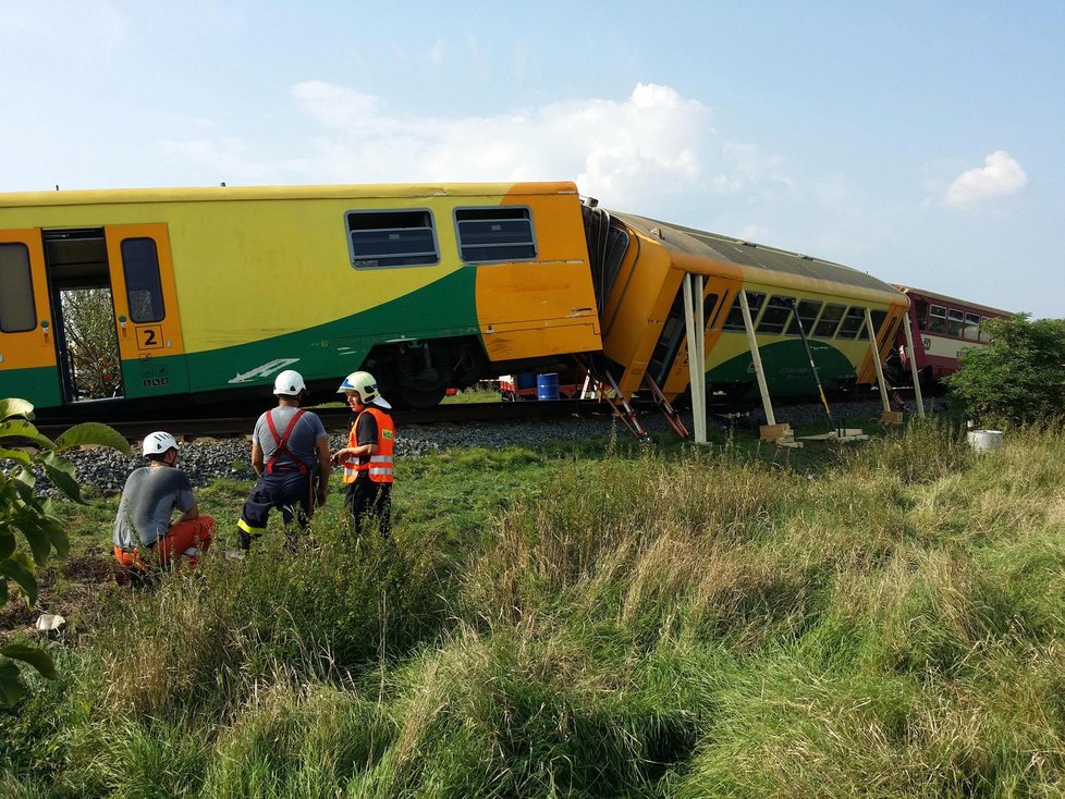 Při jedné z posledních nehod na železničním přejezdu se srazil vlak s traktorem ve Vnorovech na Hodonínsku. Traktorista zahynul, devět lidí se zranilo. Vlak vykolejil a začal hořet.