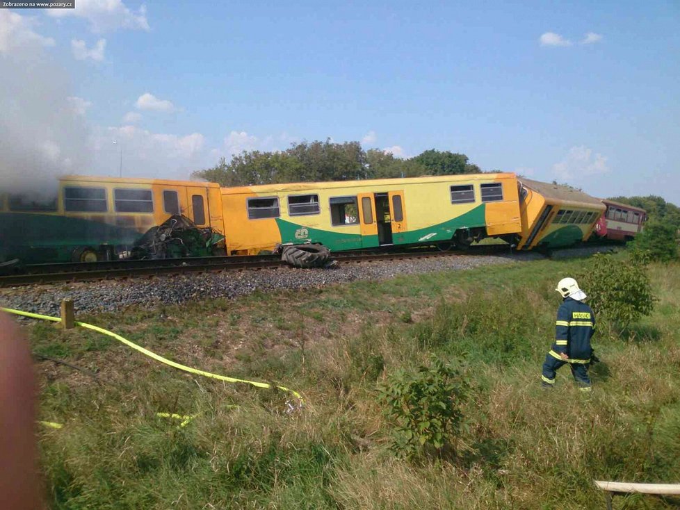 Při jedné z posledních nehod na železničním přejezdu se srazil vlak s traktorem ve Vnorovech na Hodonínsku. Traktorista zahynul, devět lidí se zranilo. Vlak vykolejil a začal hořet.